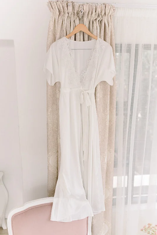 women's pajamas with a classic designÉlise Robe