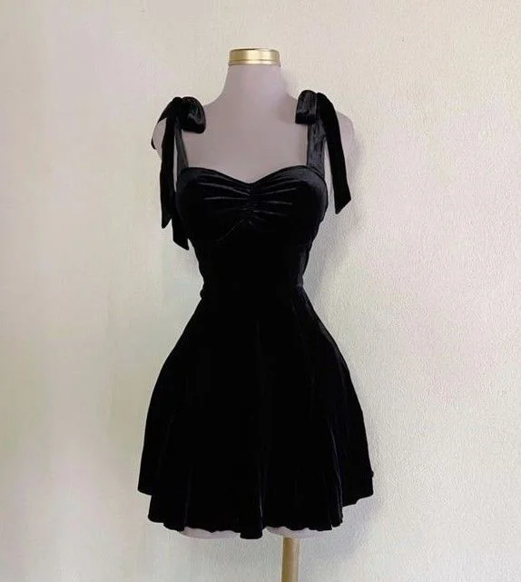 Women's V-Neck DressesBlack Velvet Homecoming Dress 18th Birthday Party Dresses        S6247