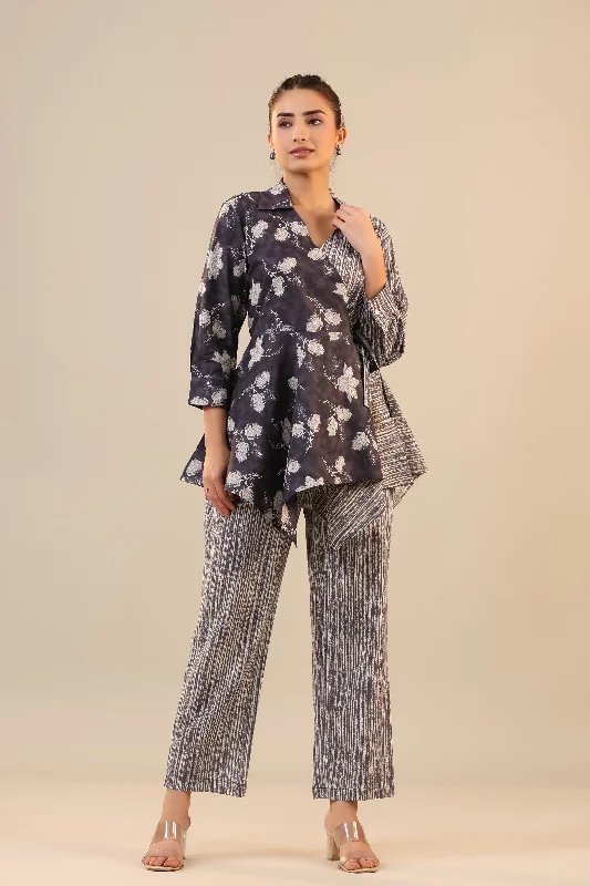 women's pajamas for gift-givingGrey Batik with Stripes on Knot Cotton Loungewear Set